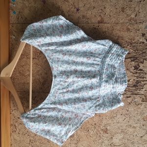 Hippie Rose brand, Size Medium Top, Floral pattern with 4 faux buttons